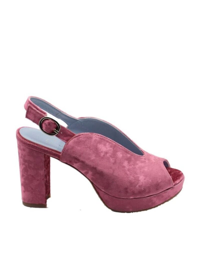 This fuchsia velvet guest sandal is a must-have for your spring and summer events.