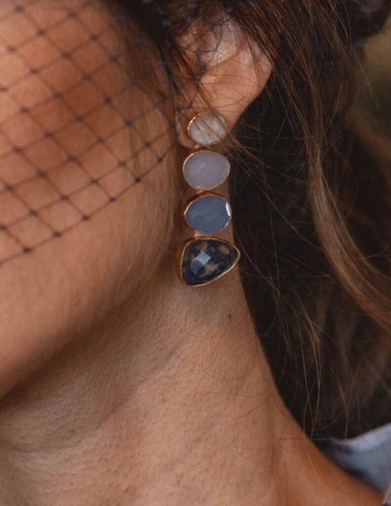 Long earrings with 4 natural stones of different sizes and shapes in blue tones. 