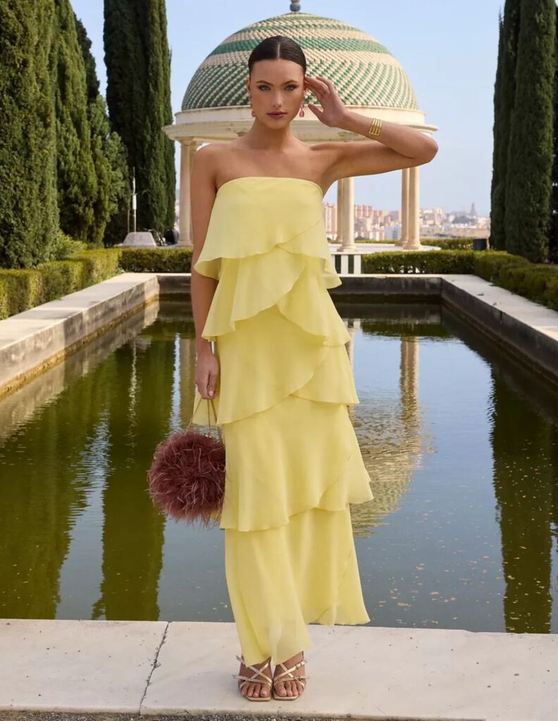 vestido largo con escote palabra de honor y capas de gasa en amarillo miphai
