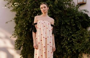 Vestido romántico midi con flores y mangas caídas