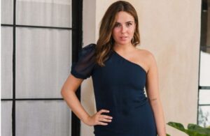 Vestido corto azul oscuro con manga abullonada de gasa.