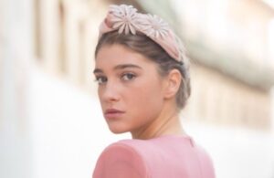 GUÍA PARA ENCONTRAR TUS LOOKS PERFECTOS DE INVITADA SEGÚN TU SILUETA - 1ª PARTE 13 Diadema rosa con apliques de margarita incorporados