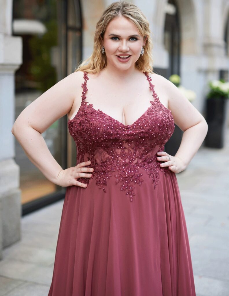 vestido largo de fiesta plus size con encaje artesanal y falda de gasa con vuelo