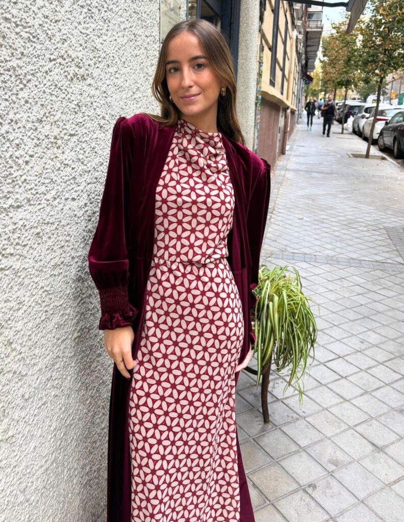 Ideas de looks para invitada de boda en octubre: cómo ser la más elegante 3 kimono de invitada de terciopelo granate laurenlynn