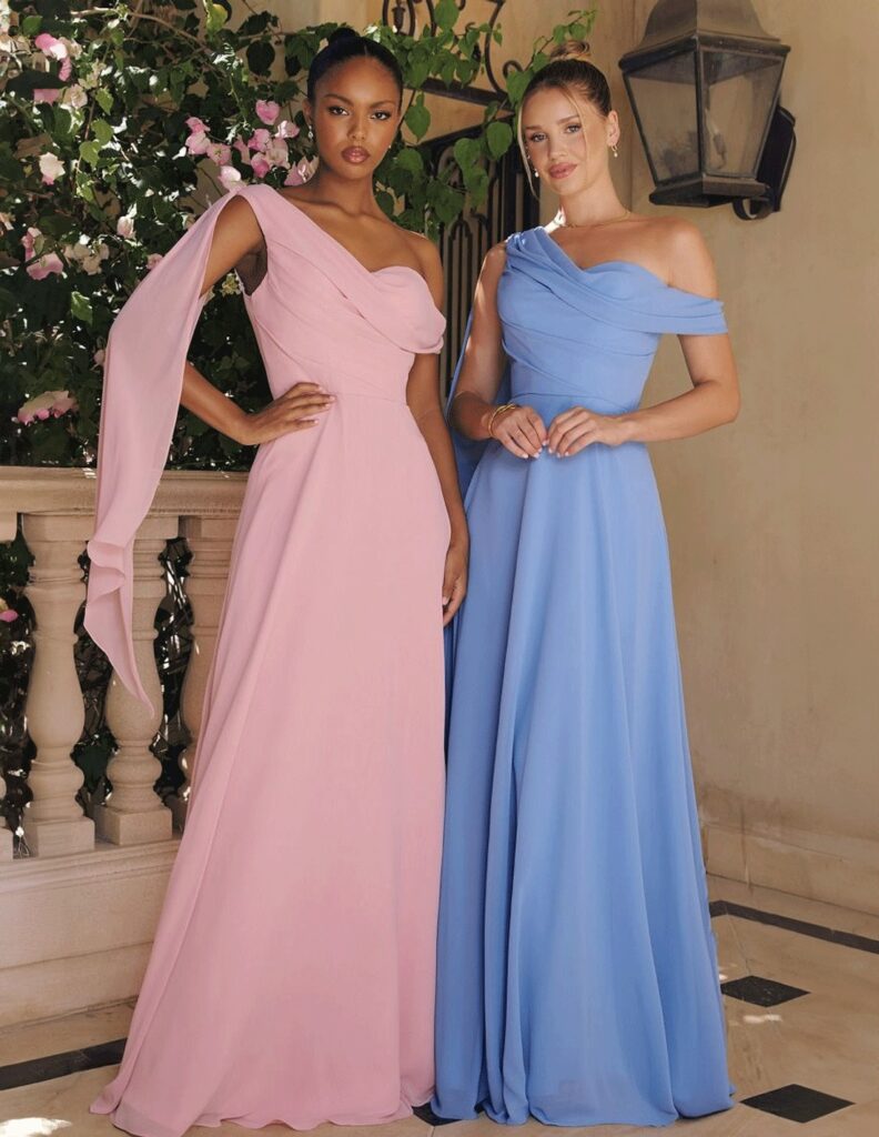 vestido de fiesta largo con escote asimetico y manga capa