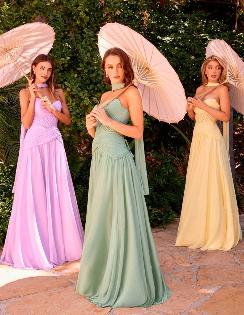 vestido largo de invitada en gasa con escote corazon y chal a juego