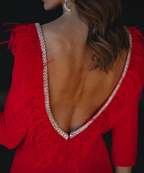 Vestido rojo con espalda y plumas personalizable para invitadas de Invitadisima-3