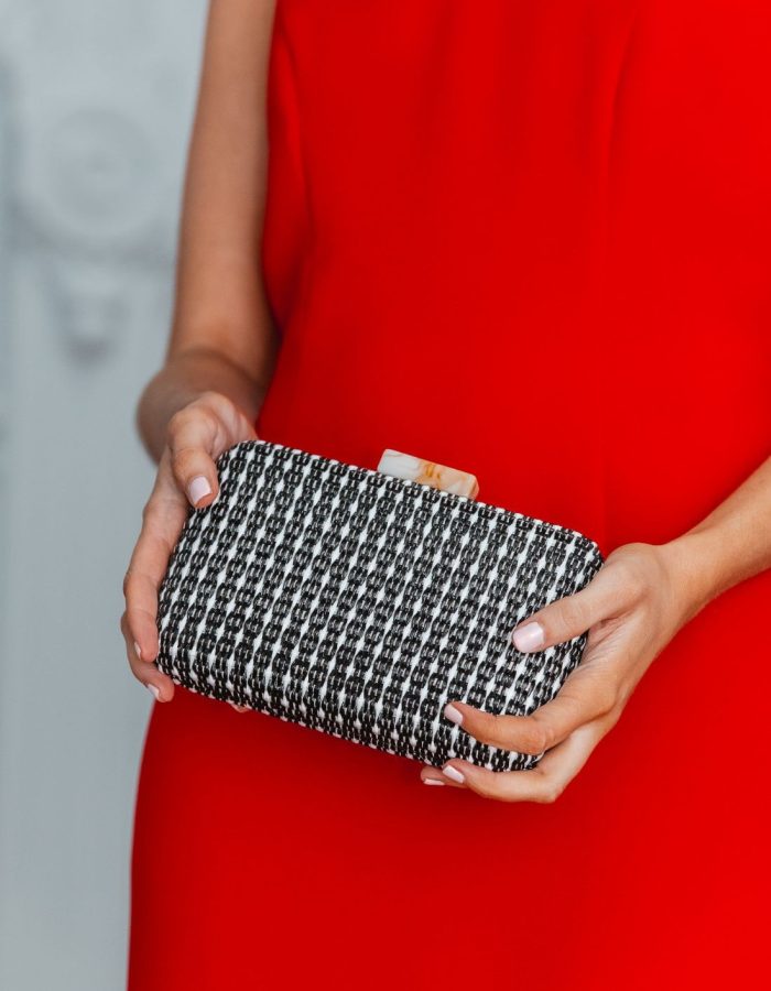 bolso-de-fiesta-con-efecto-rafia-y-detalle-de-piedra