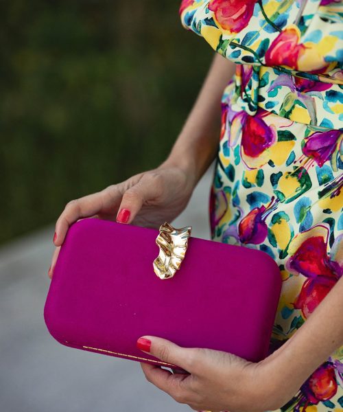 Bolso de fiesta de antelina con broche de hoja dorado