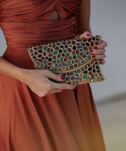 bolso-de-mano-con-pedreria-cosida-a-mano-dorado-para-invitada-invitada-perfecta-kamala (2)