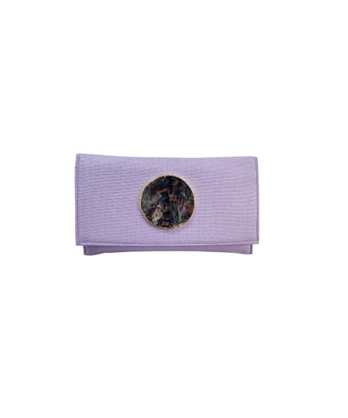 cartera-de-mano-malva-en-yute-con-broche-de-piedra