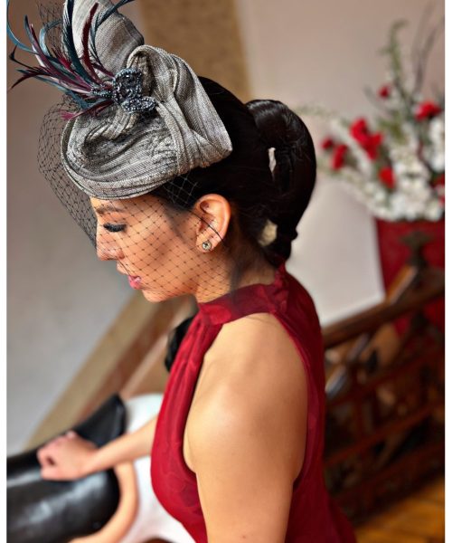 casquete-de-fiesta-plisado-de-sinamay-con-plumas-y-velo