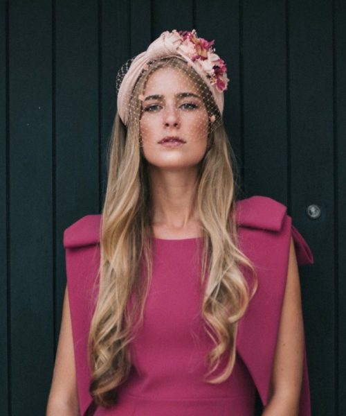 diadema-anudada-rosa-con-flores-preservadas