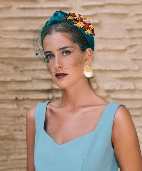 diadema-de-invitada-con-nudo-en-sinamay-y-detalle-flores
