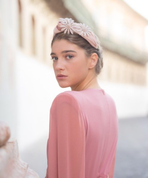 Diadema de seda nude con flores y piedras