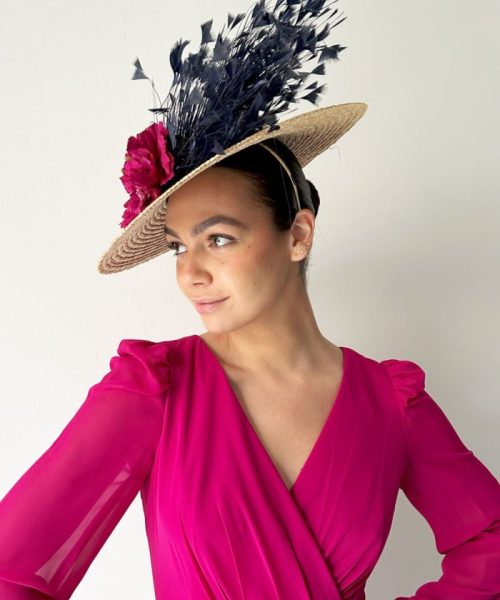 pamela-de-rafia-para-invitada-con-flores-y-plumas-llla