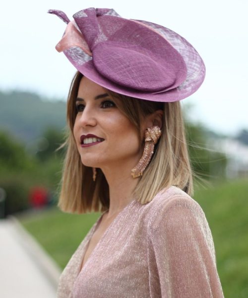 tocado-de-rafia-en-dos-colores-con-ala-en-forma-de-plato