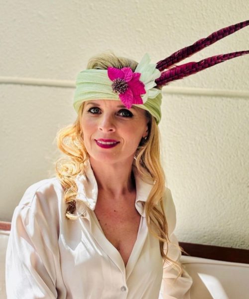turbante-de-invitada-con-maxi-plumas-de-faisan