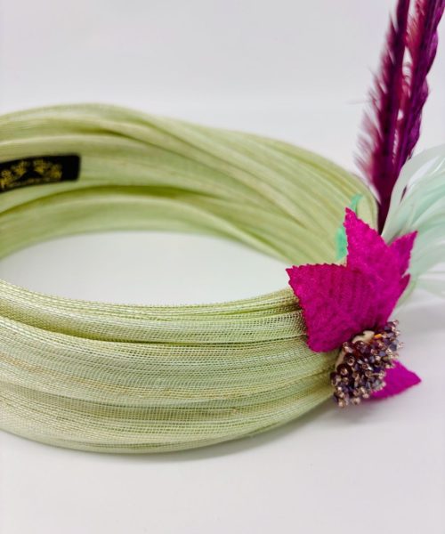 turbante-de-invitada-con-maxi-plumas-de-faisan