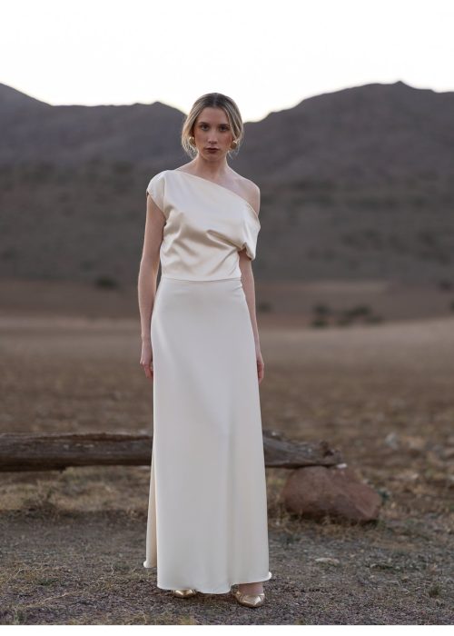 vestido-largo-en-saten-con-falda-capa-y-cuerpo-asimetrico