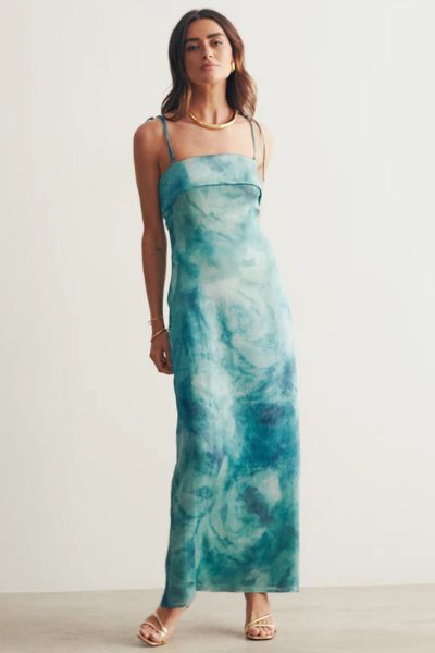 vestido-palabra-de-honor-en-tonos-azulados-con-estampado
